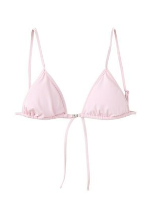 Svetlo roza bikini zgornji del v obliki trikotnika s tankimi nastavljivimi trakovi in zavezovanjem spredaj, prikazan na belem ozadju.