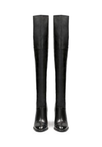 Melnas ādas zābaki līdz ceļiem ar elegantu dizainu, noapaļota purngala, gludu tekstūru un smalku šuvju detaļu, kas stiepjas pa fronti.