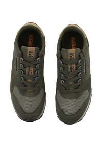 Un paio di sneakers in mesh olive e grigio con design con lacci e linguette marroni con il marchio, viste dall'alto.