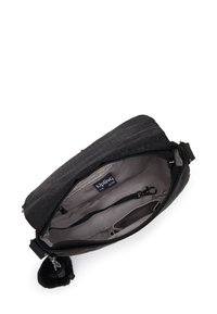 Borsa a mano nera in nylon con texture trapuntata, interno grigio, molteplici scomparti, chiusura con zip e un portachiavi decorativo a pom-pom nero.