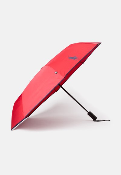 Guarda-chuva vermelho com uma cúpula curva, cabo preto e armação. Apresenta um logotipo azul de um lado e uma borda contrastante ao longo da borda.