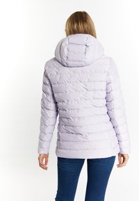 Lila pufferjacka med huva, med ett quiltat mönster och vertikal ribbtextur. Enkel, slank passform med sidofickor.