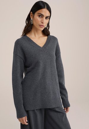 Donkergrijs gebreid sweater met V-hals, lange mouwen, een relaxte pasvorm en geribbelde boorden en zoom. Zachte textuur, minimale details.