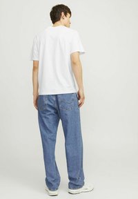 Jack & Jones JORVESTERBRO PICTURE CREW NECK - Apdrukāts T-krekls - bright white