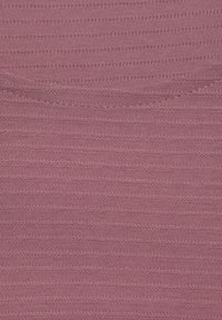 Textil in einem strukturierten, gerippten Muster, das verschiedene Rosatöne aufweist. Der Stoff wirkt weich mit einer glatten Oberfläche und gleichmäßigen Nähten.