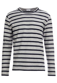 Chemise à manches longues en coton gris clair avec des rayures horizontales bleu marine. Elle présente un col rond et une coupe décontractée. Texture douce, détails minimaux.