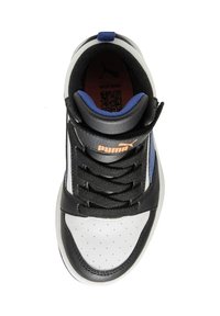 Puma-Sneaker mit einer Farbkombination aus Schwarz, Weiß und Blau. Verfügt über eine perforierte weiße Zehenkappe, schwarze Schnürsenkel und einen gepolsterten Kragen.