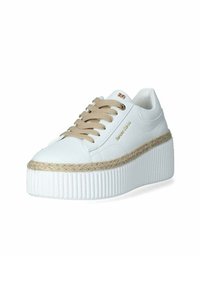 Sneakers bianchi con suole in gomma texturizzata, lacci beige e un accento in corda intrecciata attorno al battistrada. Design pulito.
