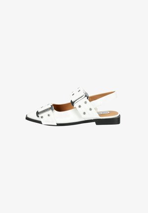 Λευκό γοβάκι slingback με μυτερή μύτη, που διαθέτει δύο μεγάλες ρυθμιζόμενες ασημένιες αγκράφες και επίπεδη μαύρη σόλα. Λείο υλικό και απλός σχεδιασμός.