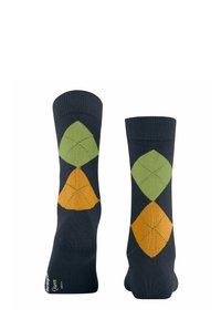 Granatowe skarpetki z wzorem argyle w odcieniach zieleni, pomarańczu i żółci, z prążkowanymi mankietami; wyeksponowane w pozycji stojącej.