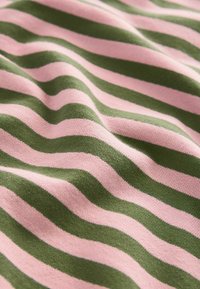 Tessuto di cotone con strisce ondulate in rosa e verde scuro. Texture morbida con linee a motivi alternati che creano interesse visivo.