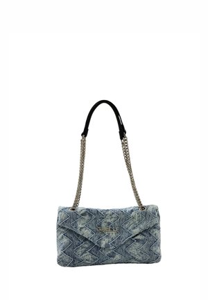 Borsa a tracolla trapuntata in denim con motivo a spina di pesce, tracolle a catena argentata, manici neri e logo "GAELLE" sulla patta frontale.