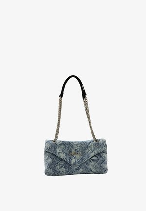 Borsa a tracolla trapuntata in denim con motivo a spina di pesce, tracolle a catena argentata, manici neri e logo "GAELLE" sulla patta frontale.
