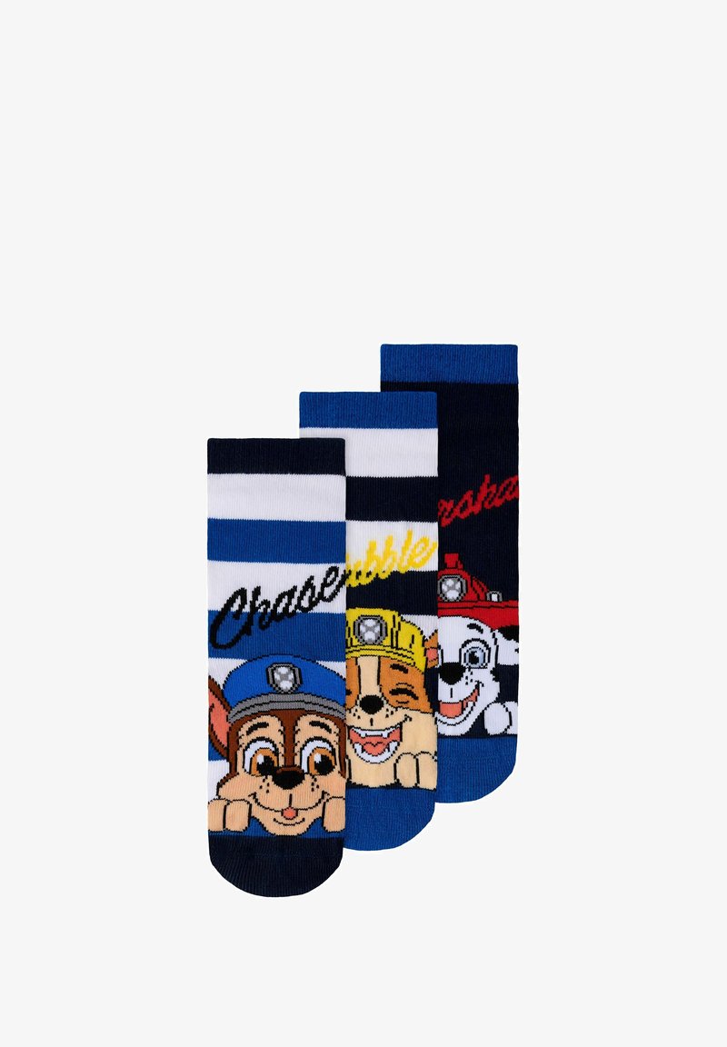 Trois chaussettes colorées pour enfants représentant des personnages de Pat' Patrouille, chacune avec un chien différent portant un uniforme et le nom écrit au-dessus.