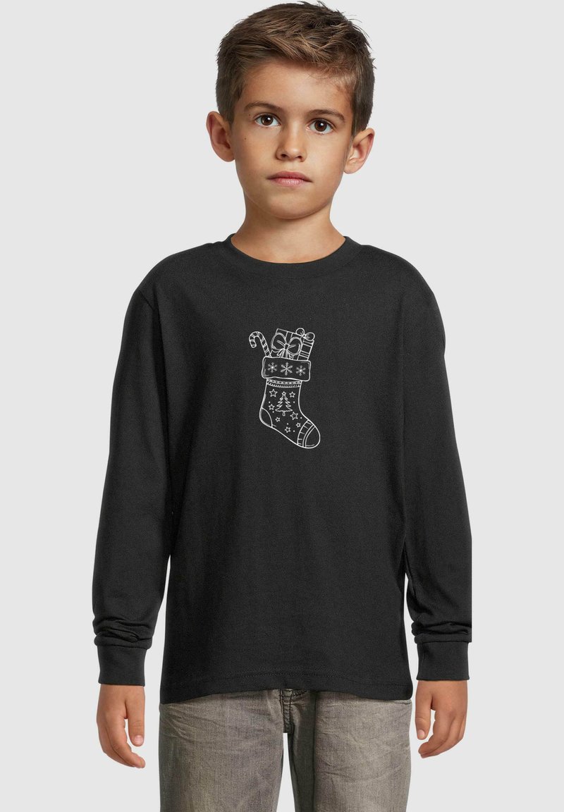 Schwarzes Langarmshirt mit einem weißen Grafikmotiv eines Weihnachtsstrumpfs, der mit Geschenken und einem Zuckerstangen dekoriert ist. Aus weichem Stoff, mit Rundhalsausschnitt.