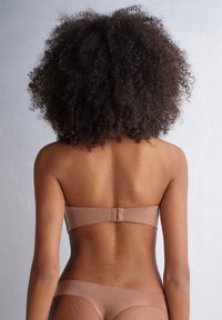 Nøgen bandeau bh og matchende trusse, glat materiale, sømløs design, minimal hardware med en lukning bagpå, tætsiddende og letvægts.