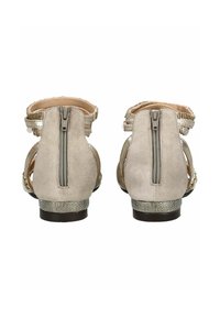 Beige Wildledersandalen mit Knöchelriemen, Reißverschluss auf der Rückseite und metallisch texturiertem Absatz. Offene Zehen vorne mit dekorativen Akzenten.