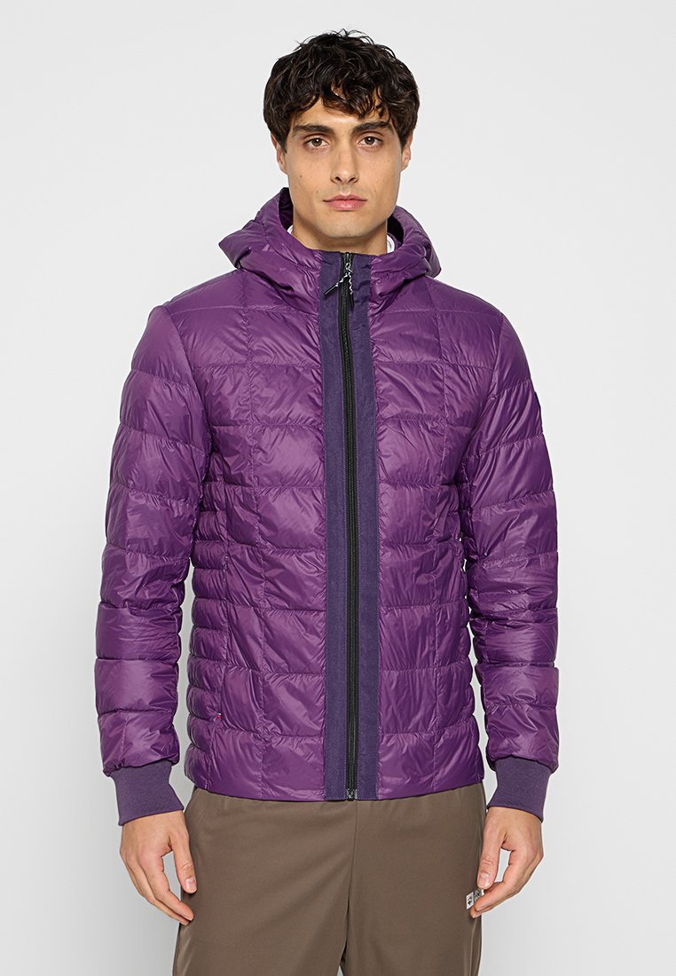 Lila gesteppte Jacke mit tailliertem Schnitt, Reißverschluss vorne und Kapuze. Sie hat eine glatte Textur und einen kontrastierenden dunklen Reißverschluss.