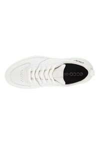 Sneaker bianca con tomaia in pelle liscia, dettagli perforati, colletto imbottito, lacci piatti e logo sulla linguetta e sul tallone.