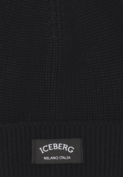 Berretto lavorato a maglia nera con una texture a coste e un'etichetta bianca ben visibile con la scritta 'ICEBERG MILANO ITALIA' su uno sfondo nero.