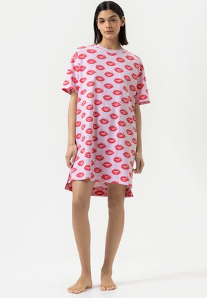 Rosa T-Shirt-Kleid mit einem durchgehenden Muster aus roten Lippen. Kurze Ärmel und asymmetrischer Saum, weicher Stoff.