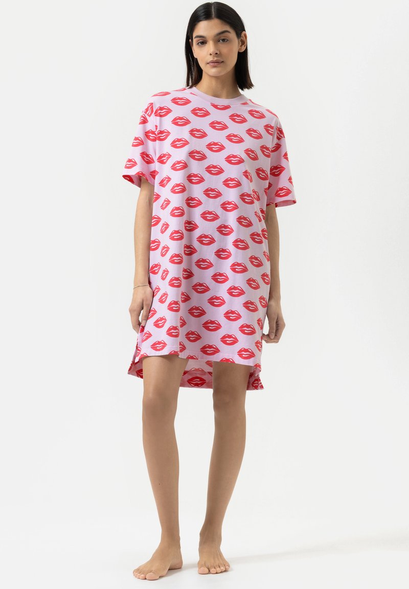 Abito t-shirt rosa con una stampa di labbra rosse su tutta la superficie. Maniche corte e dettaglio dell'orlo asimmetrico, tessuto morbido.