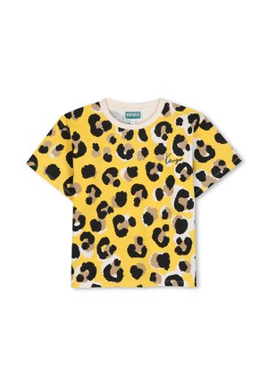 T-shirt jaune à manches courtes avec imprimé léopard noir et beige et col blanc, avec une petite signature de marque sur la poitrine.