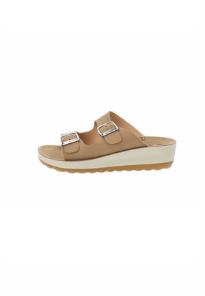 Infradito marroni con due fibbie argentate regolabili, materiale superiore morbido, soletta imbottita e un tacco bianco spesso e testurizzato.