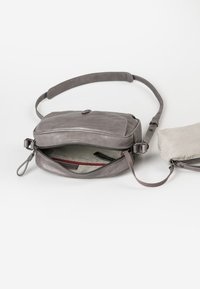 Borsa a tracolla in pelle grigia con apertura con zip, fodera interna a righe e pochette rimovibile attaccata tramite una cinghia.