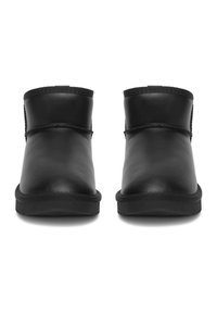 Melnas potītes zābaki, izgatavoti no gludas ādas, ar noapaļotu purngalu, ar šuvju šuvēm, bez redzamām detaļām un gumijas zoli.