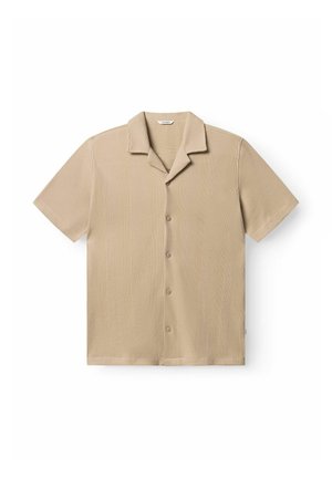 Bézs rövid ujjú, gombos ing kemping gallérral és texturált, függőleges csíkokkal, fehér háttéren szétterítve.