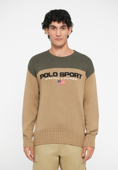 Beige gebreide trui met groene schouderaccenten, voorzien van het 'POLO SPORT' en 'RALPH LAUREN' logo in het zwart, en een klein detail van de Amerikaanse vlag.