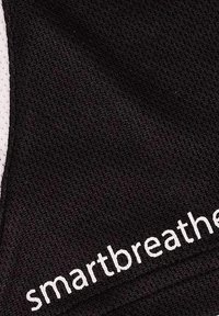 Zwarte gemekerde stof met een wit logo "smartbreathe" dat prominent in beeld is. Het materiaal lijkt ademend en sportief.