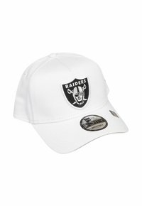 Weißer Baseball-Cap mit einem Raiders-Logo auf einem schwarzen Schild. Verfügt über einen verstellbaren Riemen und einen gebogenen Schirm. Glatte Stofftextur.