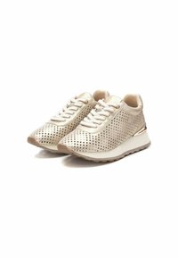 Zapatillas deportivas de un dorado claro con parte superior perforada, cordones blancos y una suela acolchada. Presenta un sutil acento metálico en el talón.