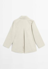 Beige lange mouwen jas met een rugplooitje en kraag, plat weergegeven op een witte achtergrond.