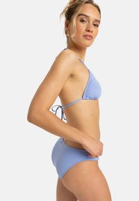 Lichtblauw bikini set met een driehoekige bovenkant met strikbanden en eenvoudige zwemonderdelen, gemaakt van gladde stof met minimale details.