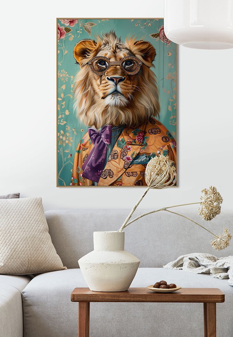 Eingefasste Kunstwerke, die einen Löwen mit einer Brille und einem blumenmusternden gelben Mantel zeigen, vor einem türkisfarbenen Hintergrund mit Blumenakzenten.