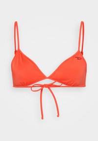 Rode bikinitop met driehoekige cups, verstelbare bandjes en een strikontwerp op de rug. Glad textuur en minimale merkdetails.