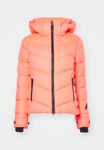 Puffjacke in leuchtendem Korall mit einem Reißverschluss vorne, Kapuze, Reißverschlusstaschen und schwarzen Akzenten an den Bündchen. Chevron-gestepptes Muster überall.