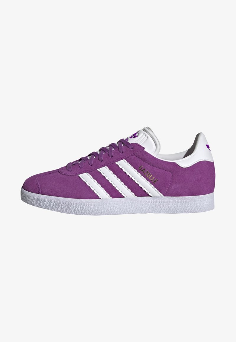 Baskets en daim violet avec des rayures blanches, une semelle blanche texturée et la marque "Gazelle" en doré. Design classique à tige basse.