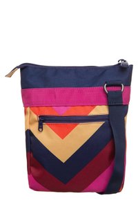 Bolso pequeño de bandolera con un patrón en chevron de color marino, rosa, rojo, naranja y beige, bolsillo frontal con cremallera y correa ajustable en color marino.