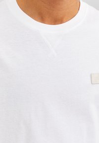 Jack & Jones CLASSIC TEE CREW NECK - Osnovna majica kratkih rukava - white