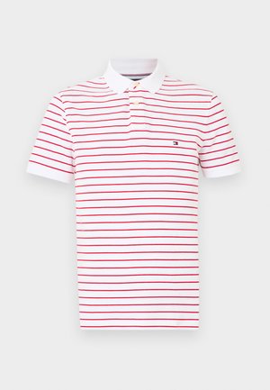 Polohemd aus weißer Baumwolle mit roten horizontalen Streifen. Verfügt über einen klassischen Kragen, eine Dreiknopfleiste und ein kleines Logo auf der Brust.