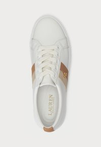 Sapatilha branca de cano baixo com riscas laterais em bege e castanho, atacadores brancos e marca "LAUREN Ralph Lauren" em dourado no interior do sapato.