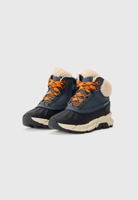 Middenhoge laarzen in marineblauw en zwart, met oranje veters, bontvoering, getextureerde rubberen zool en subtiele logodetail aan de zijkant.