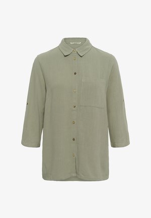 Hele oliivroheline pikkade varrukatega särk, millel on ees nööbid, üks rindtasku ja väike krae, kujutatud valgel taustal.