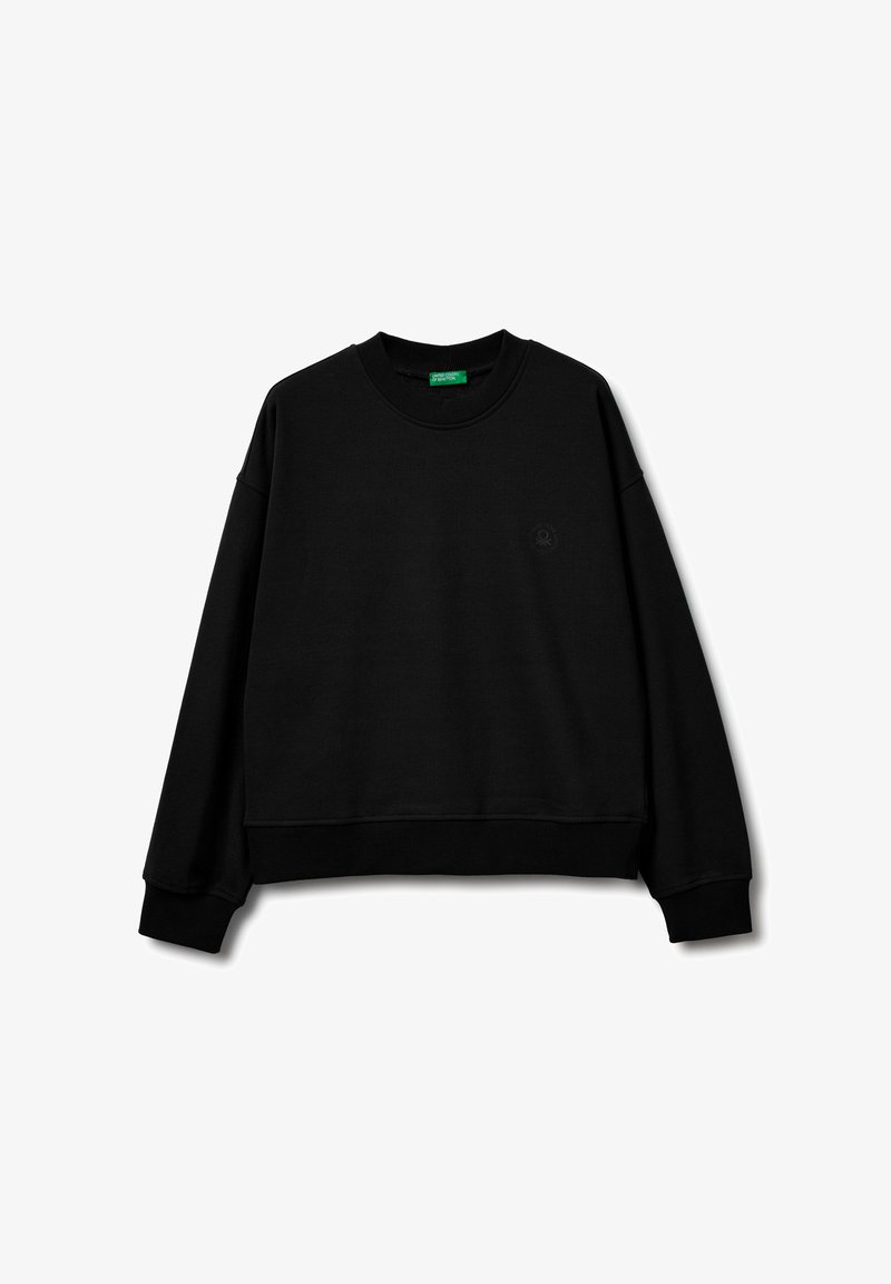 Schwarzer Pullover aus weichem Material, mit Rundhalsausschnitt, überschnittenen Schultern, gerippten Bündchen und einem dezenten Logo auf der Vorderseite.