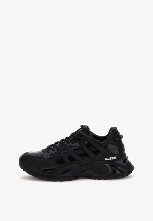 Scarpa sportiva nera con motivo in rilievo, materiale sintetico, design con lacci e logo del marchio bianco a contrasto sul lato.