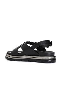 Sandali neri con fasce incrociate, tomaia in pelle sintetica testurizzata, suola imbottita e un accento metallico sul bordo della suola.